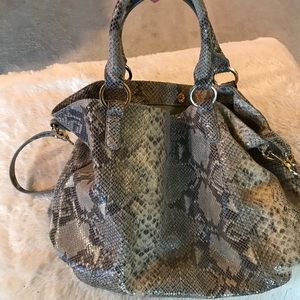 Genuine leather handbag w/shoulder strap.